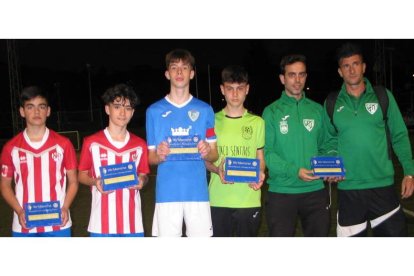 Los mejores posan con sus respectivos trofeos al final del torneo. MANUEL MACÍAS