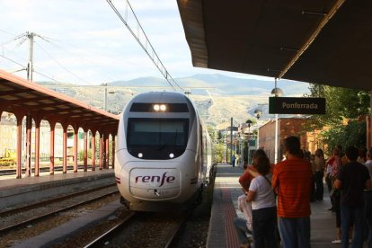 Llegada de un tren Alvia a la estación de Ponferrada