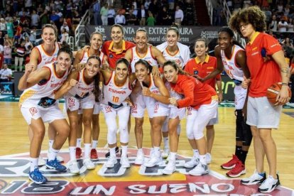 Las jugadoras de la selección posan tras el torneo de preparación de Cáceres