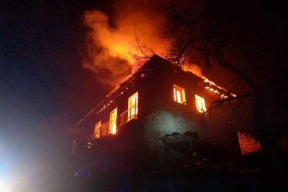 Las llamas empezaron en el tejado, que acabó colapsando. BOMBEROS PONFERRADA