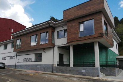 Edificio principal del Instituto Bíblico y Oriental en Cistierna. CAMPOS