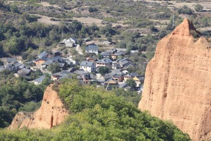 Imagen de archivo de la población de Las Médulas desde el mirador de Orellán.