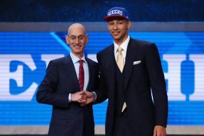 Adam Silver, comisionado de la NBA, felicita a Simmons tras su elección