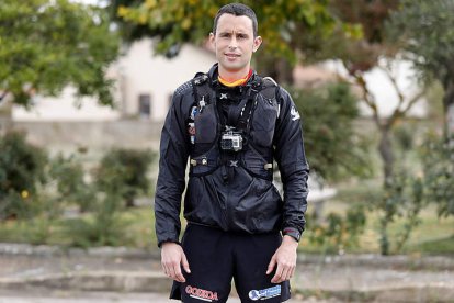 Joseba Alzueta llegó ayer a Villar de Mazarife, un ramal del Camino de Santiago francés en León. MARCIANO PÉREZ