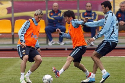 Torres y Busquets disputan el balón a David Silva durante la sesión técnica.