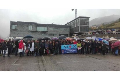 Un momento de la concentración de ayer en el centro socio-sanitario Valle de Laciana. ARAUJO