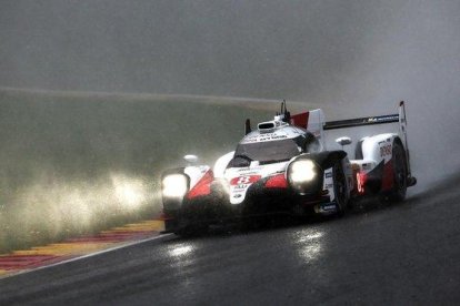 Fernando Alonso conduce el Toyota en Spa.