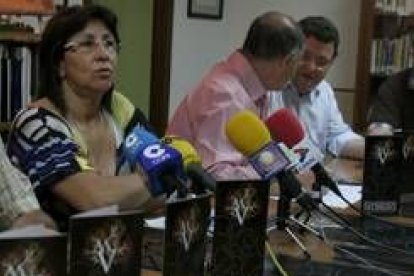 Mar Palacio, junto a otros miembros del IEB, en una reciente rueda de prensa en Ponferrada