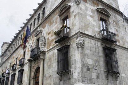 Vista exterior del Palacio de los Guzmanes, sede de la Diputación de León.