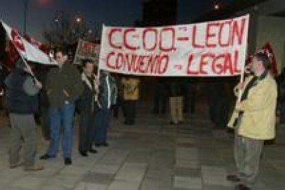 Los trabajadores de Feve, en frente de la sede del PP en el edificio Europa