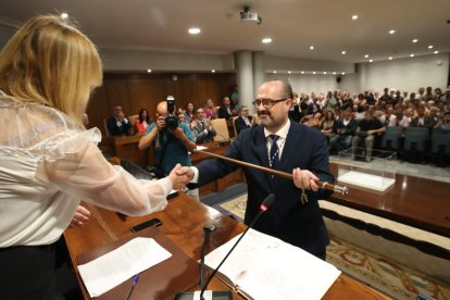 Marco Morala, con el bastón de mando, nuevo alcalde de Ponferrada. ANA F. BARREDO