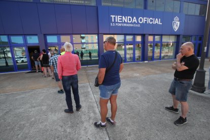 Abonados esperan la cola en las instalaciones de la Deportiva. L. DE LA MATA