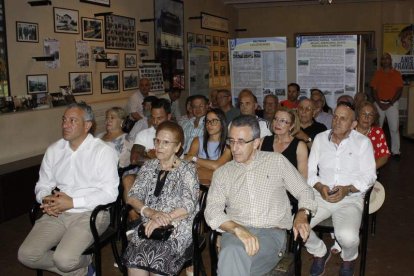 Nicanor Sen, Felicidad Diez (la homenajeada) y Amador Robles en primera línea del público. CAMPOS