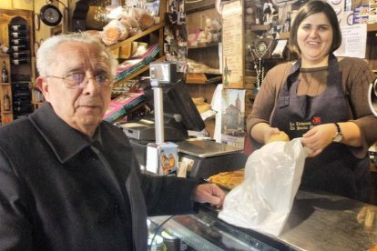 Enrique García Centeno, párroco de la iglesia del Mercado, comprando en la tienda de Irene. DL