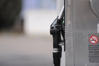 El precio de la gasolina ha sido estudiado en 10.000 estaciones de servicio por la OCU. DL