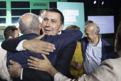 Arnaldo Otegi celebra los resultados. JAVIER ETXEZARRETA