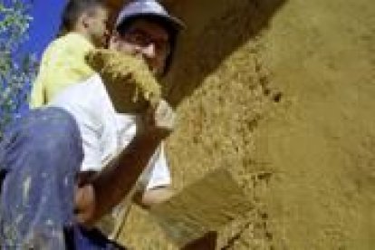 El albañil de Calzadilla de los Hermanillos, Laureano Rueda, rehabilitando una pared de barro