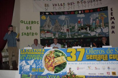 Serrano (hijo), Latas, Serrano (padre) y Fresno en la presentación de la semana cultural. CAMPOS