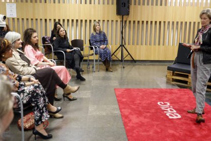 Neira, Rodríguez, Rosa María Álvarez, Sandra Pina, Noelia Rodríguez y de pie María Sande. MARCIANO PÉREZ