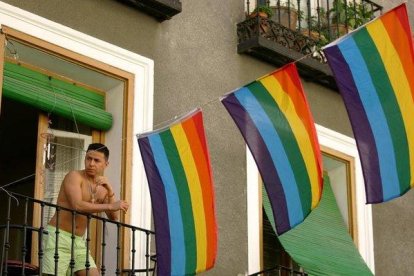 Un hombre sale al balcón, en el barrio de Chueca, en Madrid.