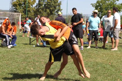 Guillermo López y Javi Alvarado en una intensa final del primer peso de los alevines.