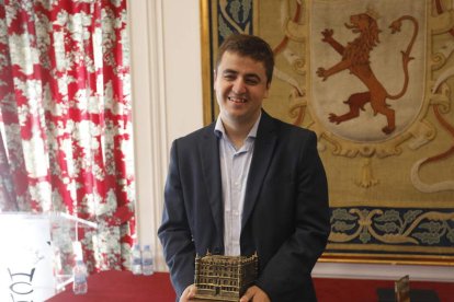 Jaime Santos recibió el trofeo de la Casa Botines que le acredita como vencedor del Magistral. J. NOTARIO