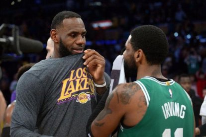 Lebron James conversa con su excompañero Irving al concluir el partido. Los Celtics asaltaron el Staples.