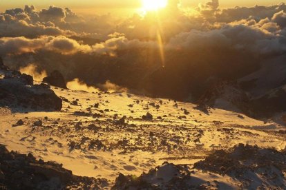 Un amanecer en el cerro Aconcagua, la montaña mas elevada de América, en la provincia de Mendoza (Argentina).