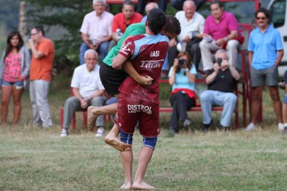 ‘Gasi’ alcanzó cima bajo la Peña la Cruz: se impuso al ‘Divino’ y le ganó la final a Moisés Vega.