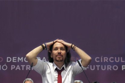 Pablo Iglesias, en el escenario de Vistalegre 2 tras conocer su victoria.