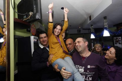 Ana Marcello, jaleada a hombros de compañeros de partido en la fiesta electoral.