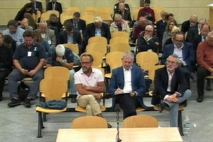 En primera fila, de izquierda a derecha, Álvaro Pérez Alonso, el Bigotes, Pablo Crespo y Francisco Correa, ayer.