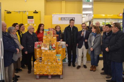 Entrega de alimentos de la ‘Operación Kilo’ de Alimerka. MEDINA