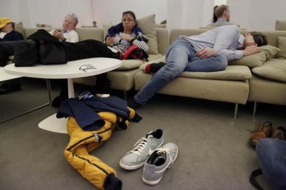 Observadores de la cumbre del clima de París descansan en un receso de las negociaciones, esta madrugada.