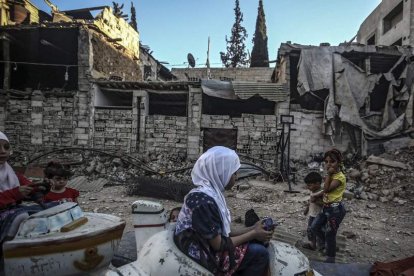 Algunos niños sirios juegan en un carrusel en las ruinas de Alepo. MOHAMMED BADRA