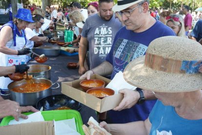 Los vecinos y visitantes de Laguna de Negrillos hicieron cola para degustar el sabroso guiso de alubias. J. NOTARIO