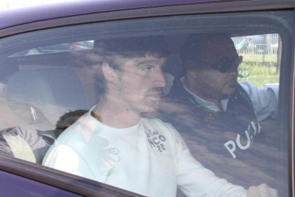 El futbolista Acerbis, izquierda, llega a la prisión de Cremona tras su arresto por las apuestas ilegales.