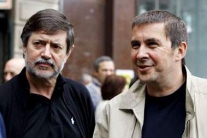 El ex secretario general de LAB, Rafa Díez Usabiaga, junto a Otegi, en una foto de archivo.