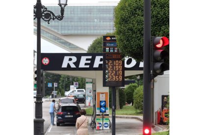 Los carburantes se consolidan por encima de los 2 euros. J.L.CEREIJIDO