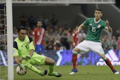 Keylor Navas ayuda a introducir en su portería el balón rematado por el mexicano Araujo.