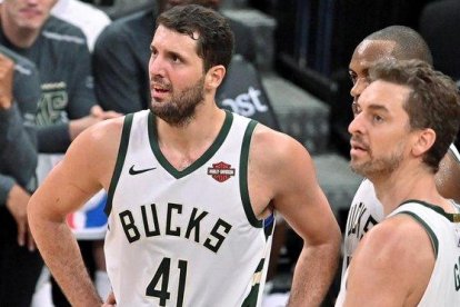 Nikola Mirotic y Pau Gasol, con los Bucks, en un partido contra los Spurs.