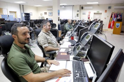 Los ojos de la Otan en el Sur de Europa están en sala de operaciones del Caoc de Torrejón, centro de control de espacio aéreo. R. P. VIECO