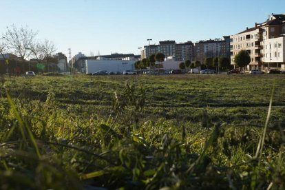 La parcela está situada a continuación del aparcamiento del centro deportivo de Eras. J. NOTARIO