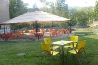 La  terraza del polideportivo se estrena hoy con una macrofiesta