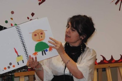 Violeta Monreal. La ilustradora y escritora asturiana afirma que «debe disociarse la Literatura de la Lengua como disciplina académica».