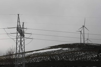 Torretas eléctricas en el municipio de Villagatón-Brañuelas. JESÚS