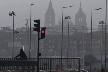 Ayer por la tarde la niebla volvió a envolver la ciudad tras la tímida salida del sol al mediodía en la capital. RAMIRO