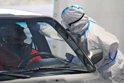 Pruebas PCR en las carpas junto al Palacio de Exposiciones de León. FERNANDO OTERO