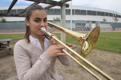 Amanda con su trombón ayer ante el conservatorio de Ponferrada, a punto de entrar a clase.