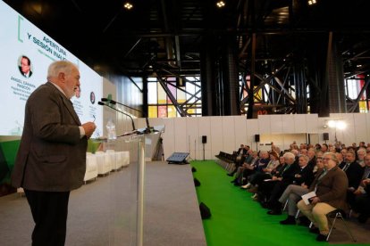 Miguel Árias Cañete fue el encargado ayer de abrir con su ponencia el congreso que se celebra en León hasta mañana. FERNANDO OTERO